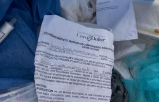 Desechos encontrados en el espacio público con el nombre de la clínica estética.