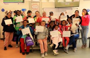 Mujeres de Mochuelo Bajo posan para la foto con sus certificados.