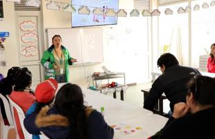 Funcionara de la UAESP exponiendo en el taller de cuidado menstrual.