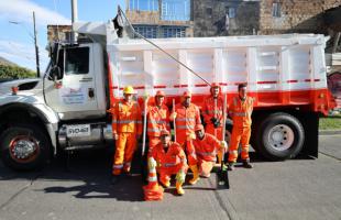 Equipo de operarios de Aguas de Bogotá.