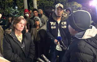 Personas en la calle hablando en la noche.
