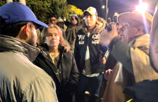 Directora de la UAESP hablando con la comunidad.