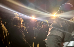 En horas de la noche habitantes de los Mochuelos en diálogo con la Directora de la