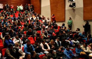 Personas sentadas en un auditorio
