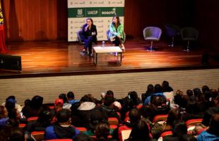 Interior, auditorio, Directora UAESP, habla a recicladores