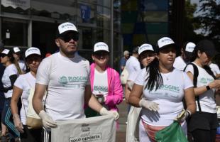 Con bolsas blancas, verdes y negras, los participantes recogieron residuos abandonados en el espacio público.