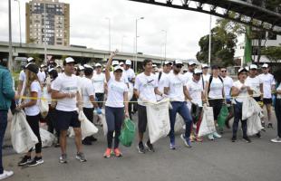 Participantes de la carrera se preparan para iniciar la competencia.