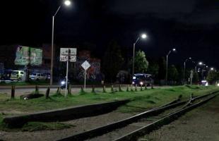 Imagen de la carrilera de la Avenida Ferrocarril con Carrera 98 y de fondo las nuevas luminarias led en el alumbrado público de este corredor vial.