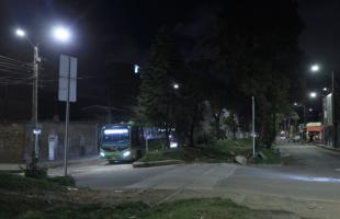 Imagen de la Avenida Ferrocarril y el paso vehicular sobre la Carrera 111.