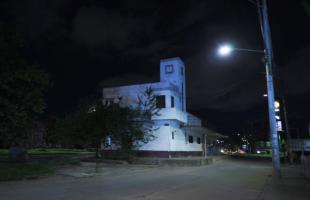 Imagen de la  antigua estación del Tren de Fontibón ubicada en la Avenida Ferrocarril con Carrera 98 y de fondo las nuevas luminarias led. 