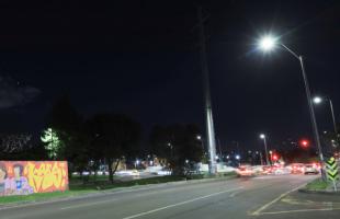 Imagen de las nuevas luminarias led en la Avenida Ferrocarril con Carrera 86.