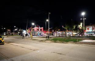 Imagen del nuevo alumbrado público en el paso vehicular y peatonal de la Avenida Ferrocarril con Carrera 99.