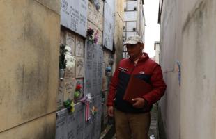 Imagen de Víctor Julio Salazar quien visita los restos de su hermano, que reposan en un cenizario en en Cementerio Distrital Central.