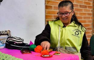 3 mujeres que trasnforman la basura en arte