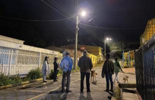 Habitantes de la vereda Nazareth en Sumapaz y gestores de la UAESP verificando el nuevo alumbrado público.