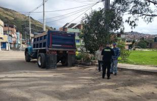 Policia imponiendo multa