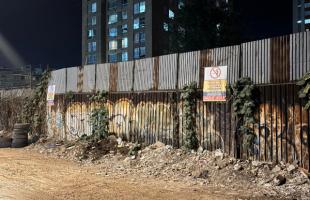 Espacio público con residuos abandonados.