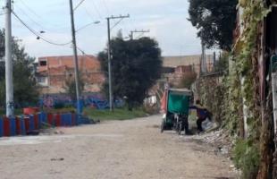 Ciudadano en un bicitaxi abandonó varios costales con residuos de construcción y demolición a las 8:28 a.m.