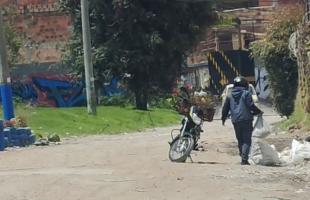 Motociclista abandona varios costales residuos de construcción y demolición a las 10:40 a.m.