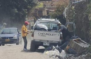 Ciudadanos en una camioneta de platón arrojan residuos de construcción y demolición y voluminosos a las 02:06 p.m.