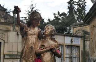 La escultura de las Hermanitas Bodmer en el Cementerio Central