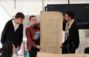 estudiantes exponiendo