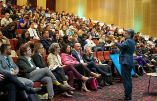 La alcaldesa Claudia López se dirige a los asistentes en el Auditorio