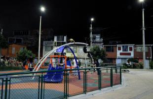 Un grupo de jóvenes y adolescentes disfrutan de los juegos del Parque Marruecos luego de la nueva iluminación con la que cuenta este espacio deportivo y recreativo ubicado en la Calle 49C Sur con Carrera Quinta i.