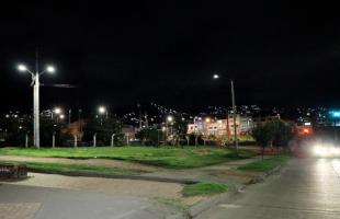 Panorámica de una de las zonas verdes del Parque Bochica Sur, tras el proceso de expansión del alumbrado público. En la zona la percepción de colores durante las noches son mejores gracias a las luminarias tecnología led instaladas en el lugar.