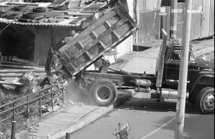 Camion dejando escombros 