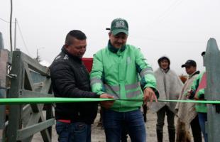 Fredy Aldana, subdirector de Disposición Final, cortó la cinta para inaugurar los corrales pecuarios en Mochuelo Alto.