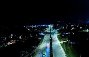 Panorámica aérea de la Vía Al Llano con Calle 114 Sur en los barrios Brisas del Llano y Puerta al Llano. Separadores, andenes y puentes peatonales mejor iluminados con luminarias tecnología led. 