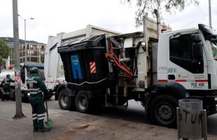 operarios de aseo barren, lavan y atienden las calles de la ciudad todos los días. 