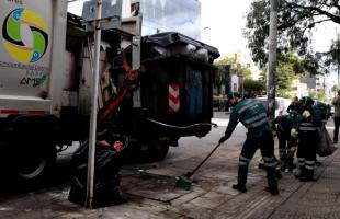 operarios de aseo barren, lavan y atienden las calles de la ciudad todos los días. 