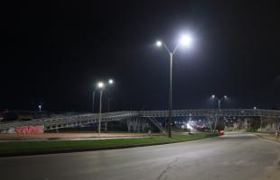 Puente peatonal de la Vía Al Llano con Calle 115 Sur. En esta zona se realizaron expansiones con nuevos portes y luminarias para mejorar la iluminación en la estructura para mejorar el entorno y la percepción de seguridad para ciclistas y peatones.