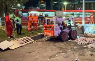 Maquinaria recogiendo residuos 
