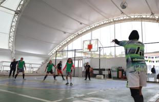 Mujeres disputan el balón tras un saque de banda. 