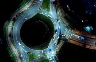 Imagen aérea de la Calle 153 con Carrera 15. En este punto se evidencian cambios en la iluminación pública en la glorieta que permite ingreso a los residentes de los barrios Icatá, Darnelo, Orquídeas, El Toberín y El Cedrito de la localidad de Usaquén. 