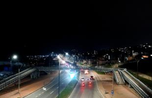 Panorámica aérea de la Vía Al Llano con Calle 115 Sur en los barrios Brisas del Llano y Puerta al Llano. Mejor iluminación en carriles vehiculares y puente peatonal. 