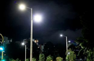 Imagen de las nuevas luminarias led instaladas en la Calle 153 entre la Carrera Séptima y la Avenida Boyacá. La modernización del alumbrado público de este corredor vial beneficia a un millón 800 mil habitantes de las localidades de Suba y Usaquén.