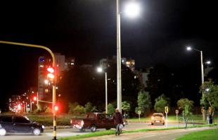 La imagen muestra a una mujer caminando por la acera de la Calle 153 con Carrera 15. 