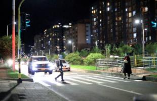 Imagen de uno de los cruces peatonales sobre la Calle153, lo que permite  a la ciudadanía del norte de Bogotá transitar con más y mejor iluminación pública que impacta en la seguridad. 