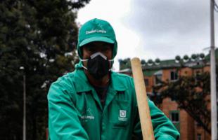 Operarios de aseo de Bogotá estrenan uniformes