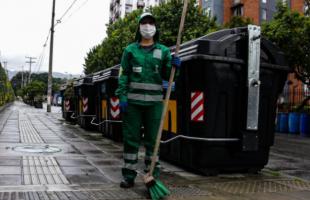 Operarios de aseo de Bogotá estrenan uniformes