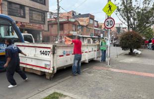 Ciudadanos disponiendo residuos especiales en el Ecopunto.