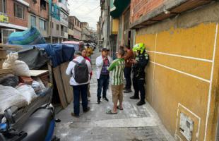 Funcionarios de la UAESP sensibilizando a la ciudadanía.