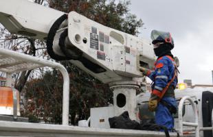 Operario de Enel Colombia, realiza maniobras en un vehículo operativo, para realizar la instalación de uno de los dispositivos o nodo del nuevo sistema de Telegestión en el parque del barrio Nuevo Techo II de la localidad de Kennedy, sur-occidente de Bogotá.