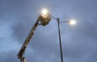 Uno de los operarios de Enel Colombia instalando un dispositivo o nodo en una de las luminarias del Parque de la Biblioteca Pública El Tintal de la localidad de Kennedy.