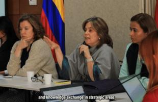 Directora de la UAESP acompañada de la Consejera de Relaciones Internacionales saludando al auditorio.