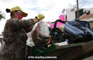 Recicladora separando material aprovechable